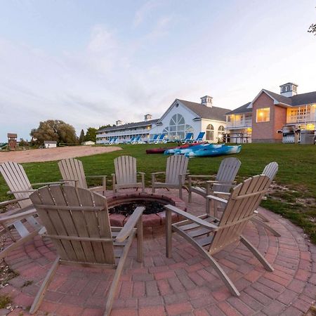 Baymont By Wyndham St. Ignace Lakefront Exterior foto