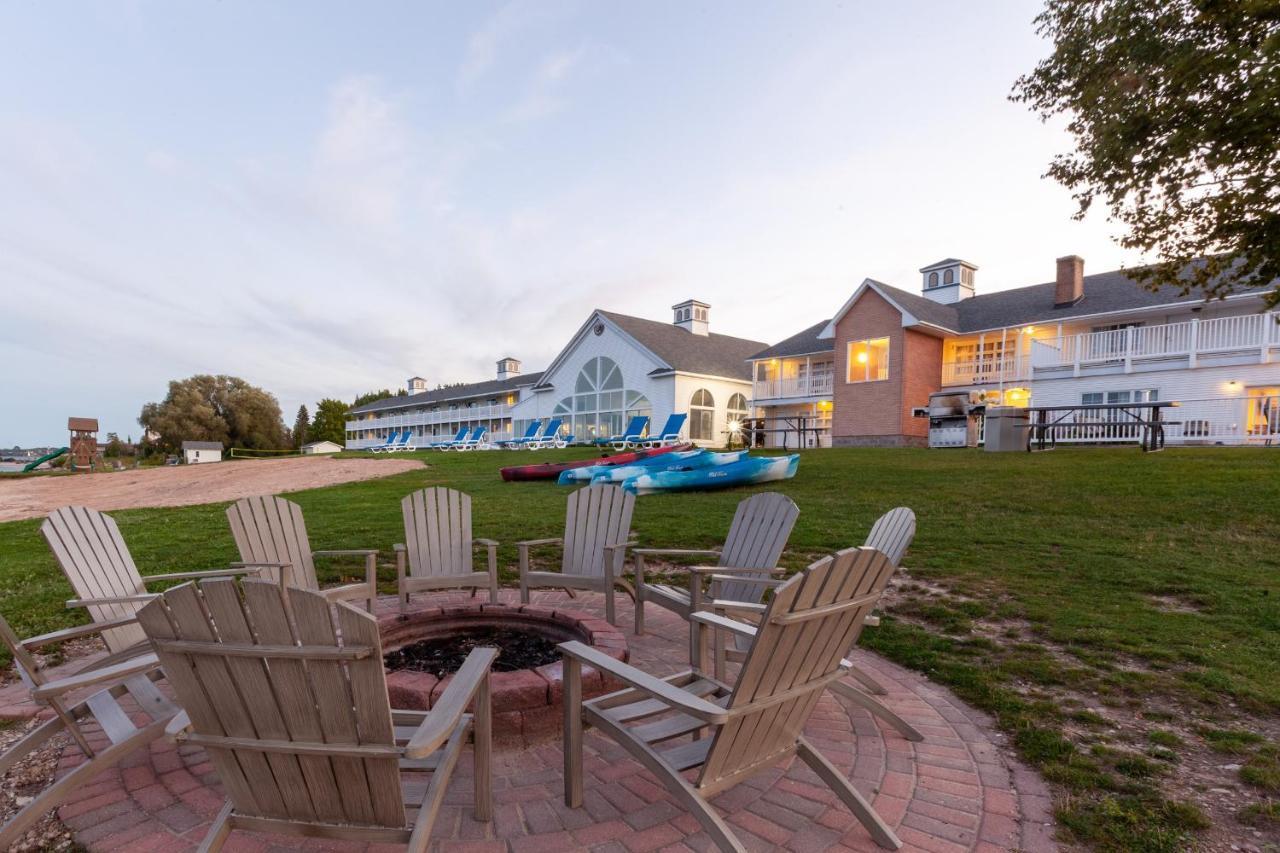 Baymont By Wyndham St. Ignace Lakefront Exterior foto