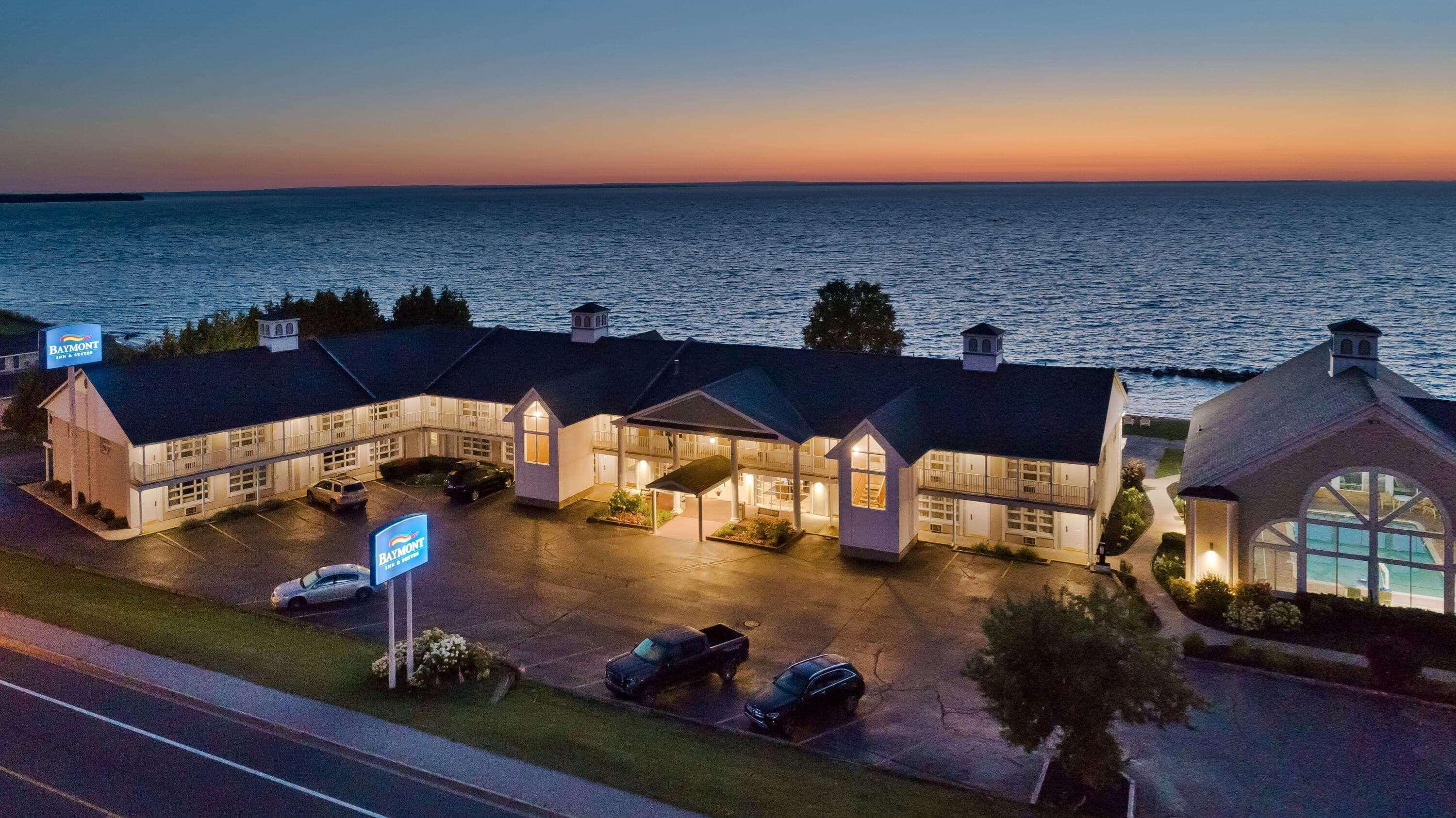 Baymont By Wyndham St. Ignace Lakefront Exterior foto