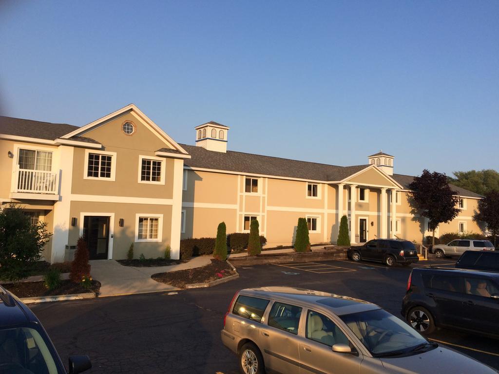 Baymont By Wyndham St. Ignace Lakefront Exterior foto
