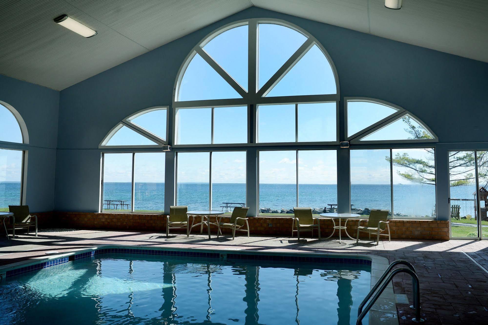 Baymont By Wyndham St. Ignace Lakefront Exterior foto